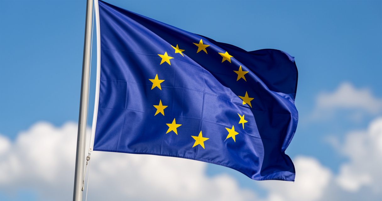 Drapeau de l'Union européenne symbolisant la souveraineté et la défense du continent face aux menaces hybrides