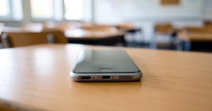 Interdiction du portable au lycée : la méthode pédagogique d'une proviseure