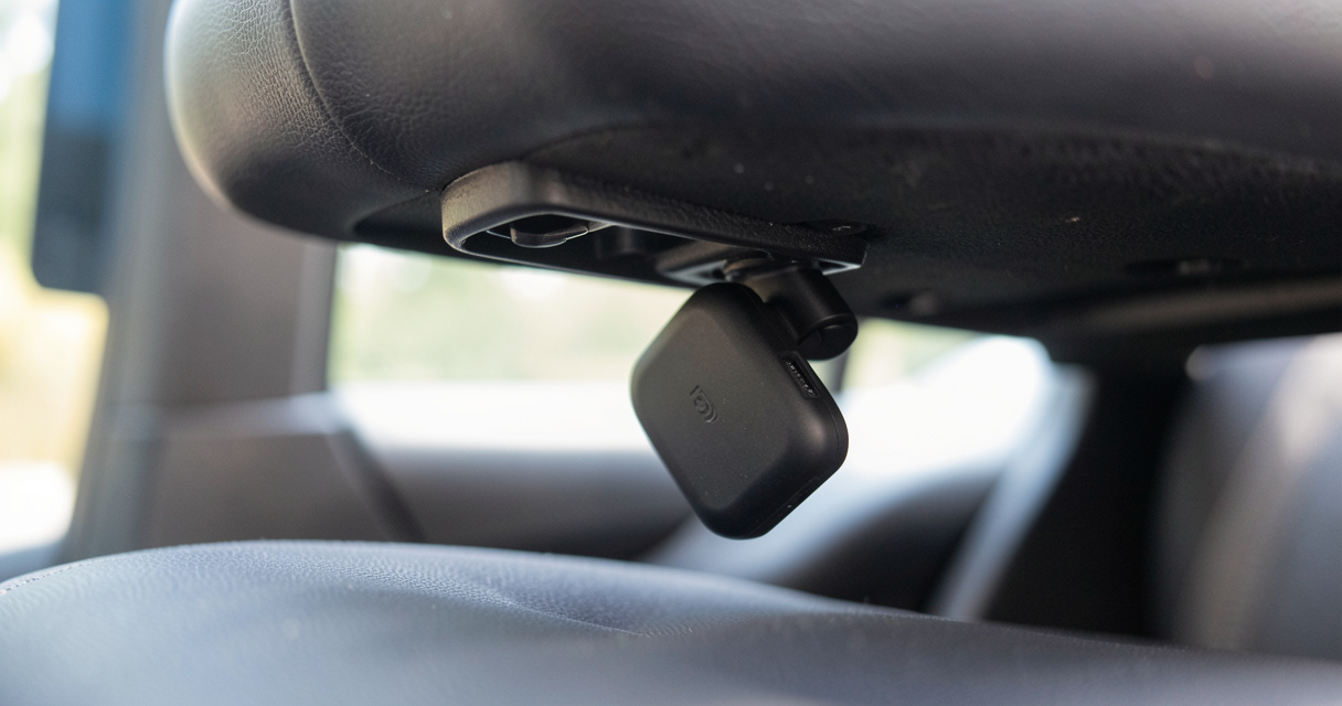 Balise GPS aimantée installée sous un siège de voiture